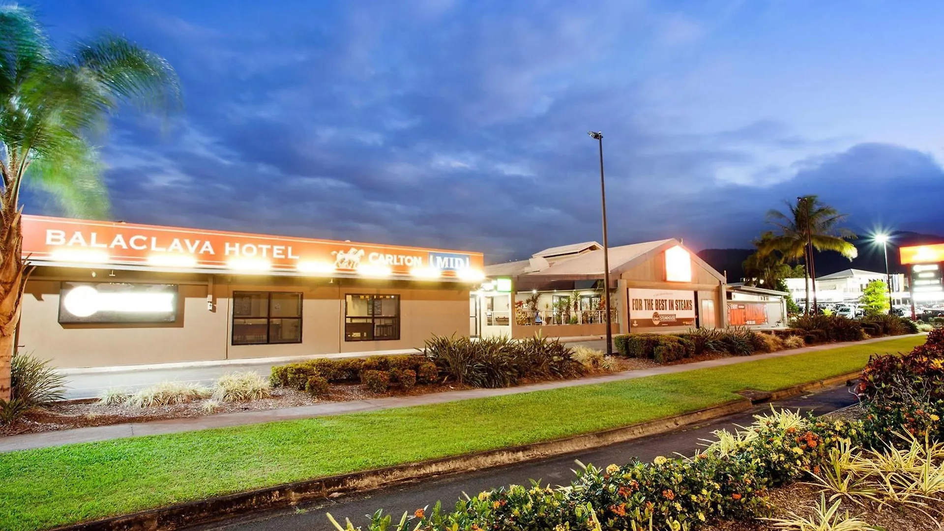 Nightcap At Balaclava Hotel Cairns